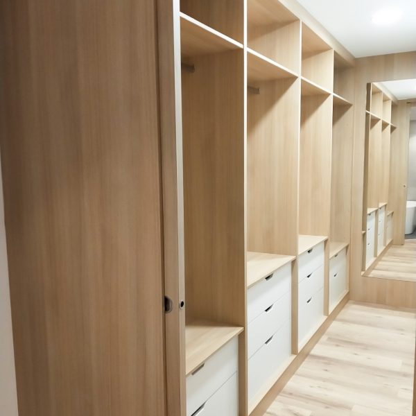 Carpintería especializada en muebles a medida, puertas personalizadas, tarimas, muebles de oficina, etc.
